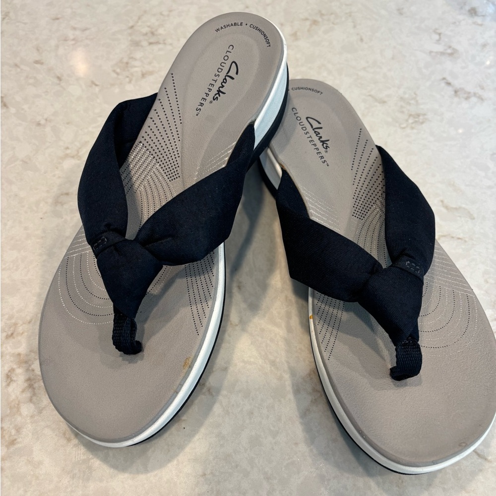 Clark’s Cloudsteppers sandals
Size 9
Blue strap